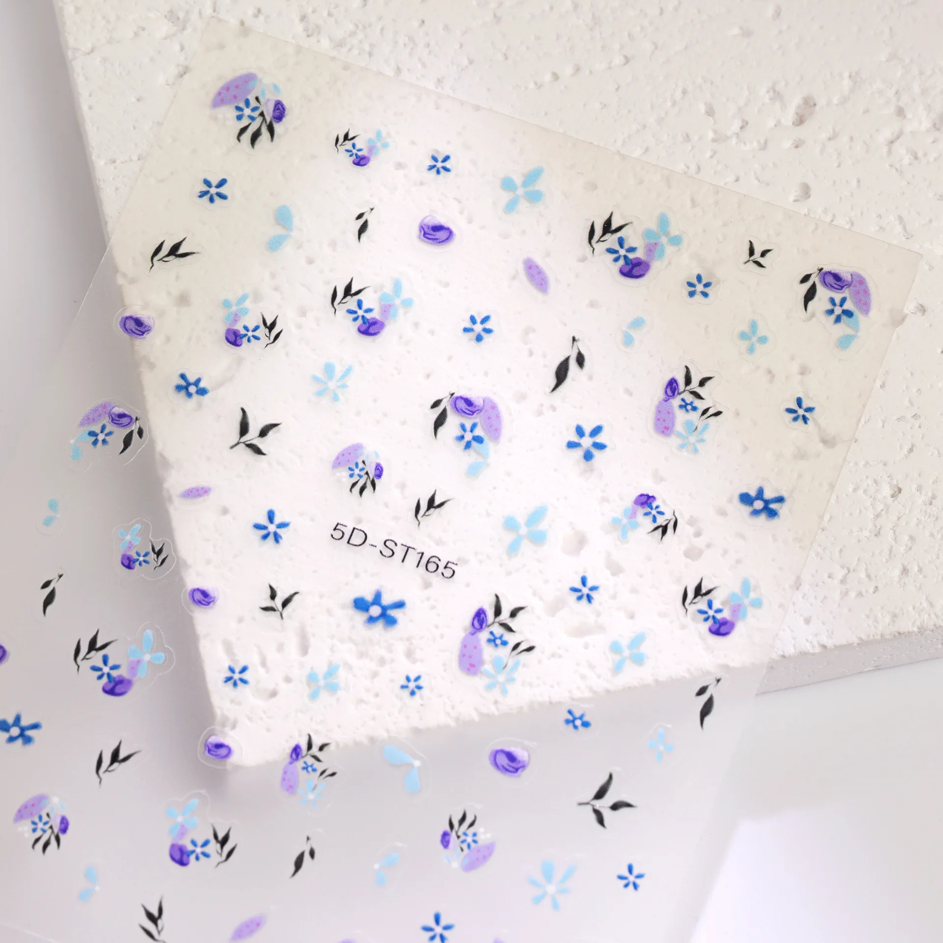 

5D наклейки без подводки — фиолетовые и синие цветы с черно-серыми листьями | Для гвоздей, телефонов и журналов