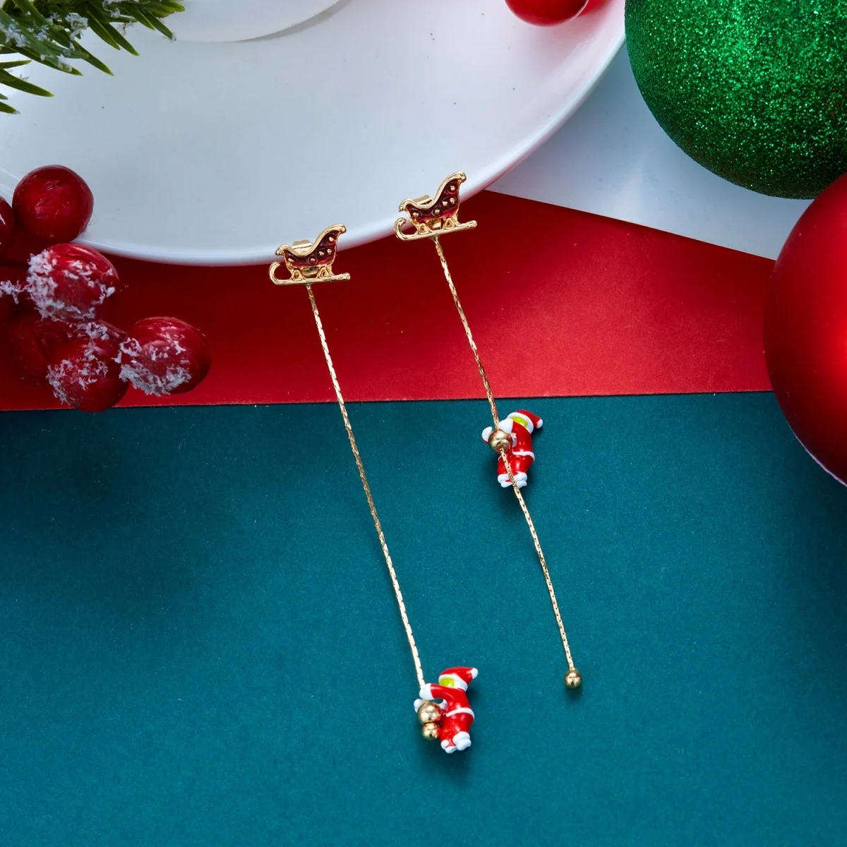 Weihnachts-Kletter-Set: Weihnachtsmann-Mütze, Handschuhe, Quasten-Ohrringe für Damen, asymmetrische Weihnachtsbaum- und Schneemann-Ohrringe, Schmuck. – Detail 35