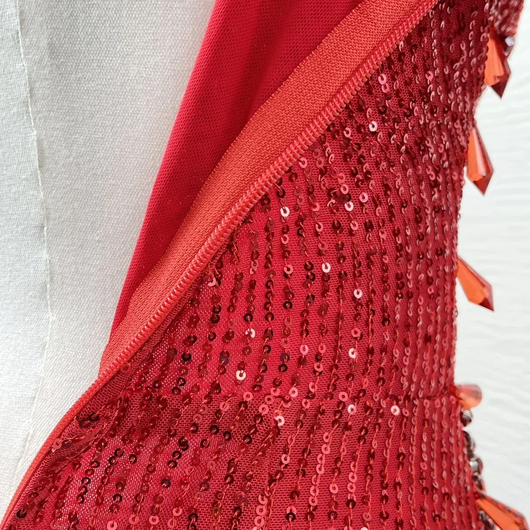 Abito maxi sexy da donna con spacco laterale con paillettes e diamanti con taglio rosso autunno 2024