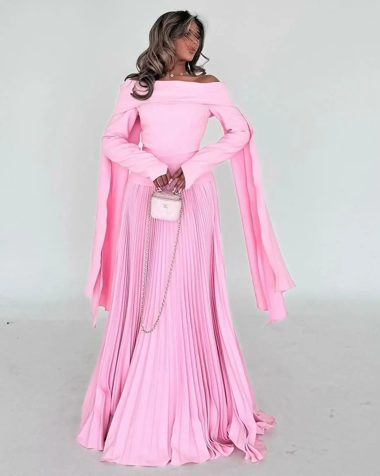 

Elegant A-Line Boat Neck Off the Shoulder Pink Chiffon Evening Dresses Classic Floor Length Long Sleeves Sweep Train Pleats 2024