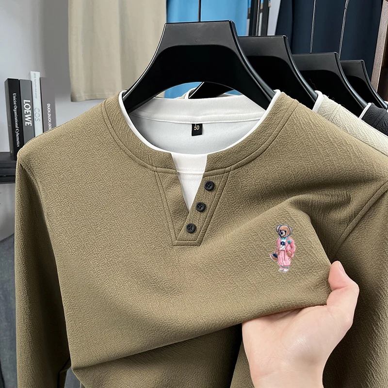 Herbstliche Herren-T-Shirts mit Rundhalsausschnitt und Fake-Two-Design, exquisit besticktes Langarm-Oberteil mit Rundhalsausschnitt, lässige Mode-Markenkleidung für Männer. – Detail 13