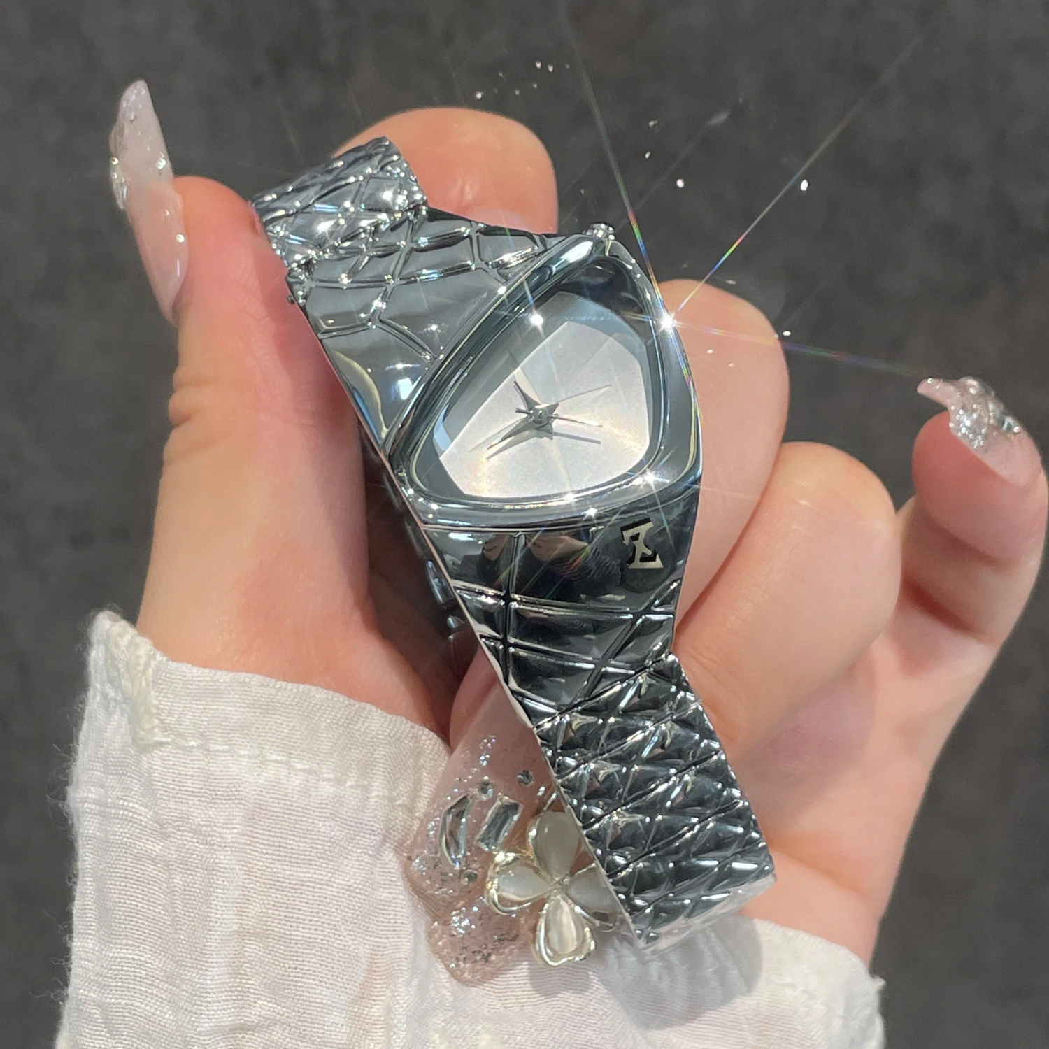 CILOA-Women Irregular Triangle Quartz Watch Silver Case Star Dial Croc Texture Metal Strap Fashion Ladies Wristwatch-5973