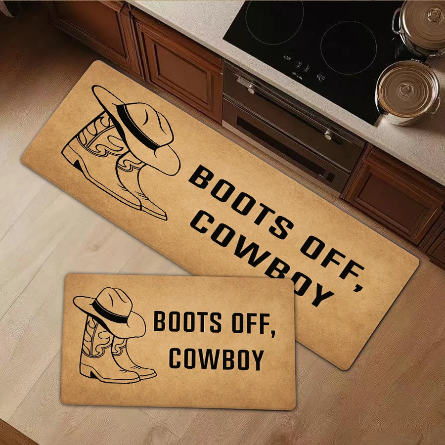 Alfombra de franela con un temática rústica y vaquera, con sombreros y botas en blanco y negro con la inscripción "BOTSOFF COWBOY", adecuada para limpiar pasillos, dormitorios, cocinas, recibidores y decoración exterior.