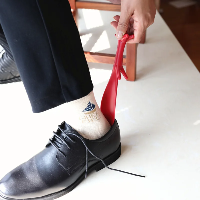 جهاز يرتدي الأحذية المحمول من Shoehorn، جهاز رفع أحذية الأطفال، حذاء قصير من البلاستيك اللطيف قابل للسحب مع ركلة واحدة