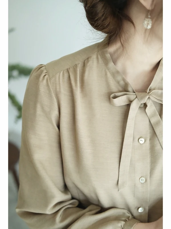 

Элегантная приталенная рубашка из шелкового хлопка с узлом и эффектом песочной окраски от традиционного китайского бренда Sartoria Kui для весны 2025 года