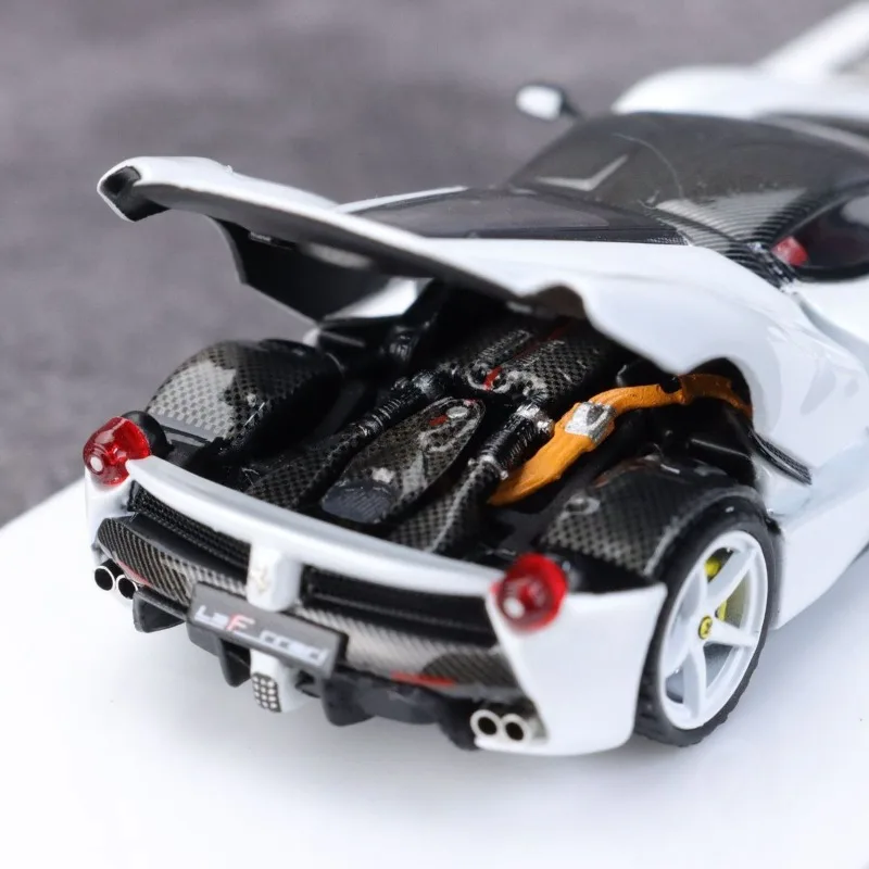 شارع باستر 1/64 LaFerrari F150 الأبيض APAxpo سبيكة موتور لعبة السيارة يموت الصب نموذج معدني جمع الصبي هدايا عيد الميلاد