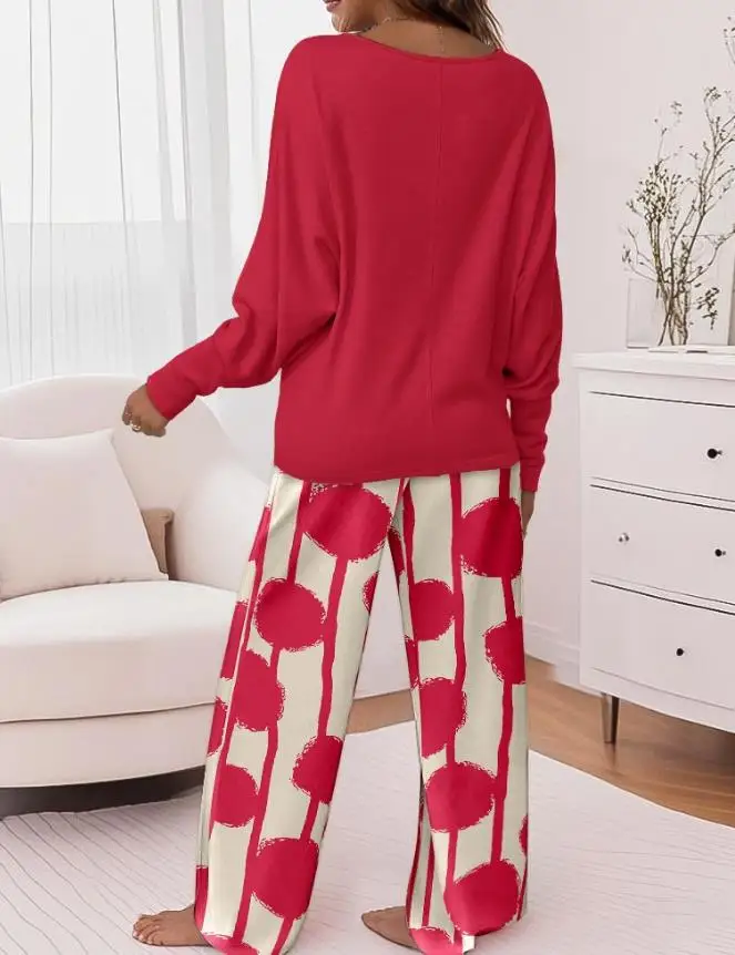 

Повседневная пижама из двух предметов: свободный топ с рукавами «летучая мышь» и эластичные широкие брюки с принтом в горошек, мягкий комплект одежды для дома