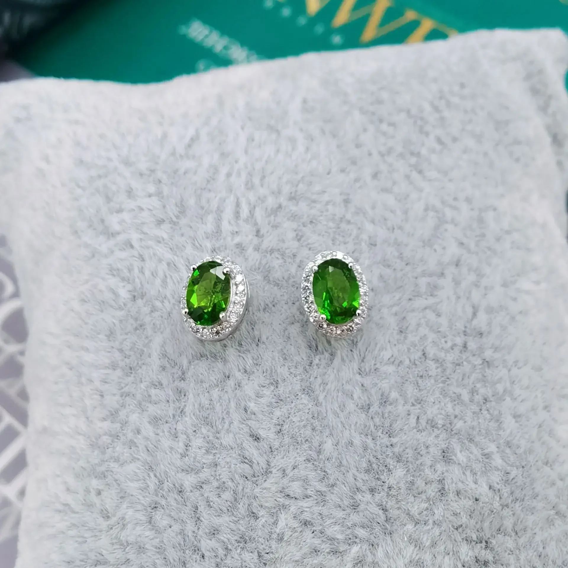 

Summer new S925 silver-plated platinum inlaid diopside earrings