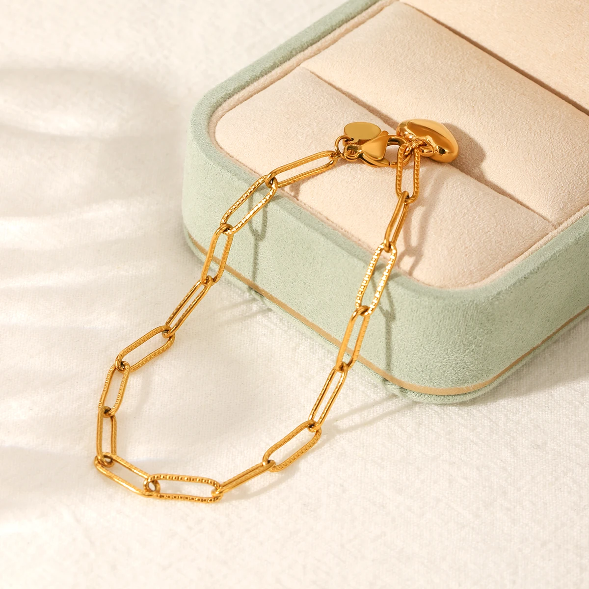 

New Women's Stainless Steel Heart Shaped Simple Jewelry Bracelet Fashion Bracelet 18k Gold Plated And Birthday Party Gift
