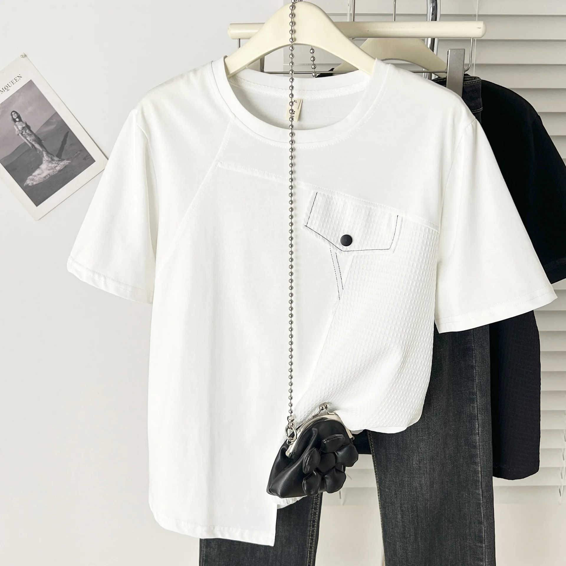 

Лето 2025 года, топ больших размеров, новинка, дизайн 100 кг, повседневная женская футболка с нерегулярными искусственными карманами и короткими рукавами 855