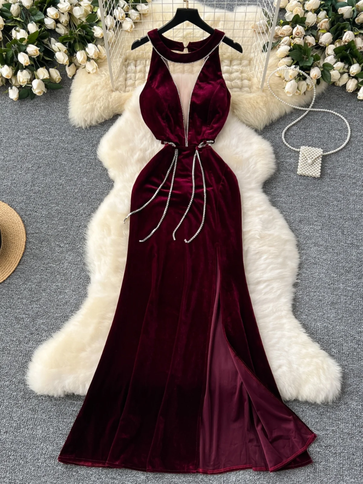 E Vestido de Noche con Escote en V Profundo, Encaje Transparente, Adornos de Diamantes y Falda de Sirena de Terciopelo...