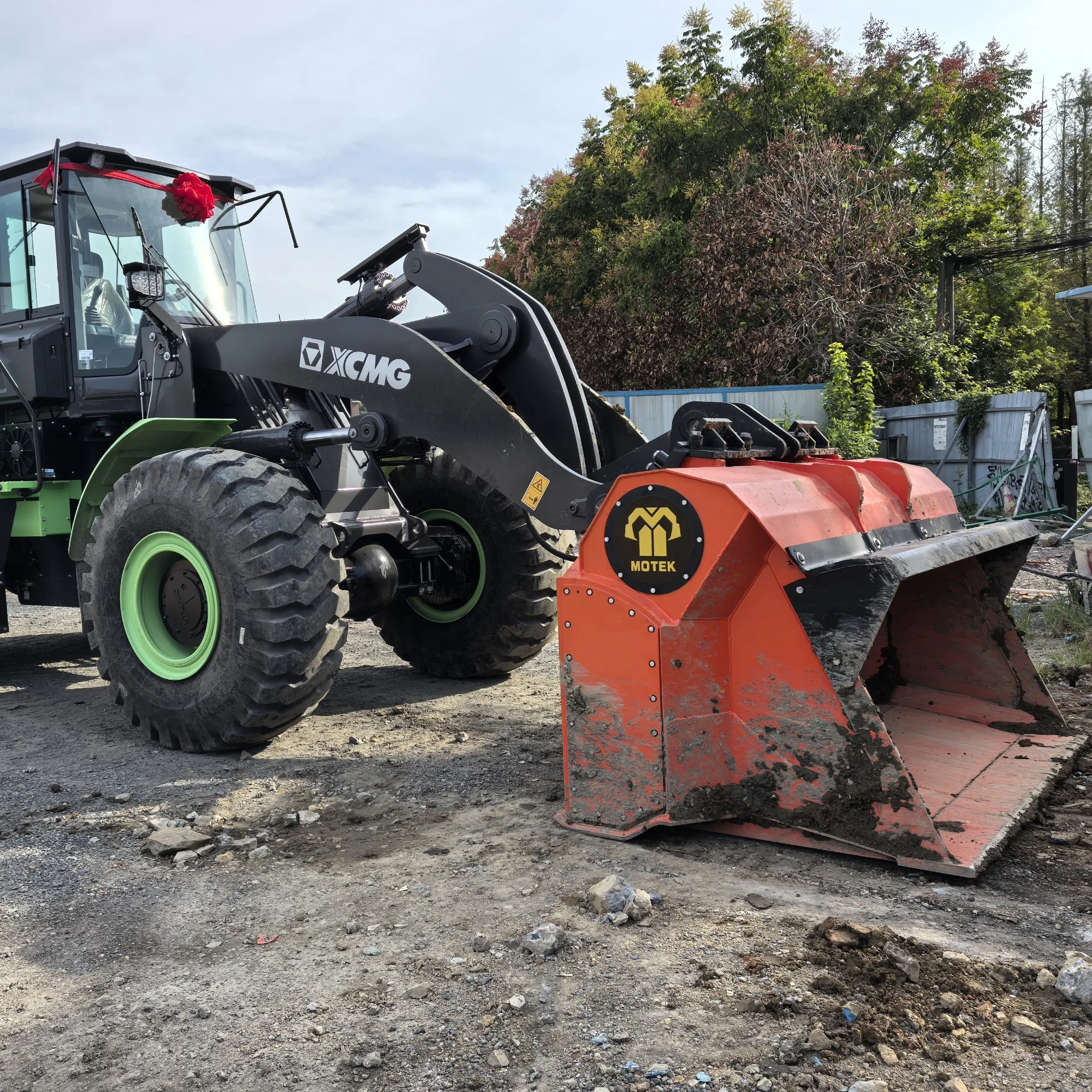 MOTEK Hersteller Baumaschinen Schaufel Radlader Siebschaufel Aufsatz Kompaktlader Siebschaufel