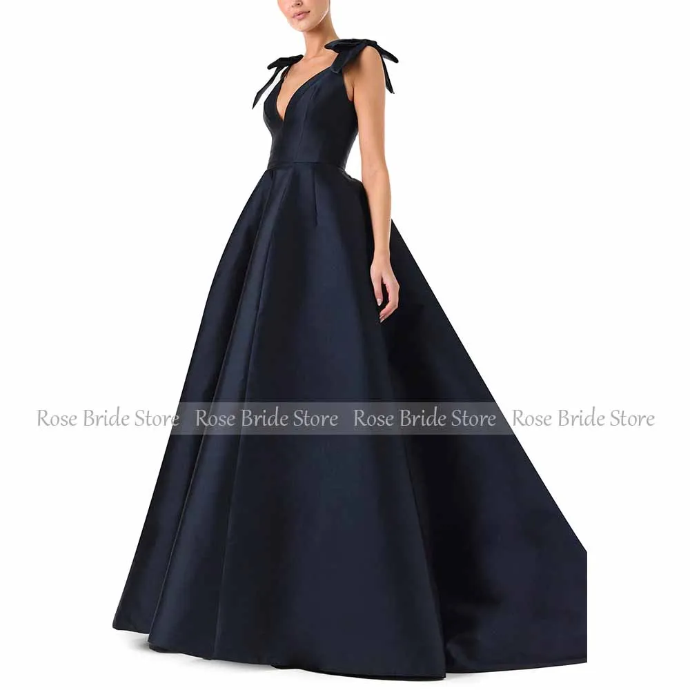 الأزرق الداكن فساتين لحضور الحفلات الموسيقية للنساء السباغيتي الأشرطة الانحناء فساتين حفلات أنيقة طويلة الخامس الرقبة ألف خط بلا أكمام ثوب مسائي رسمي