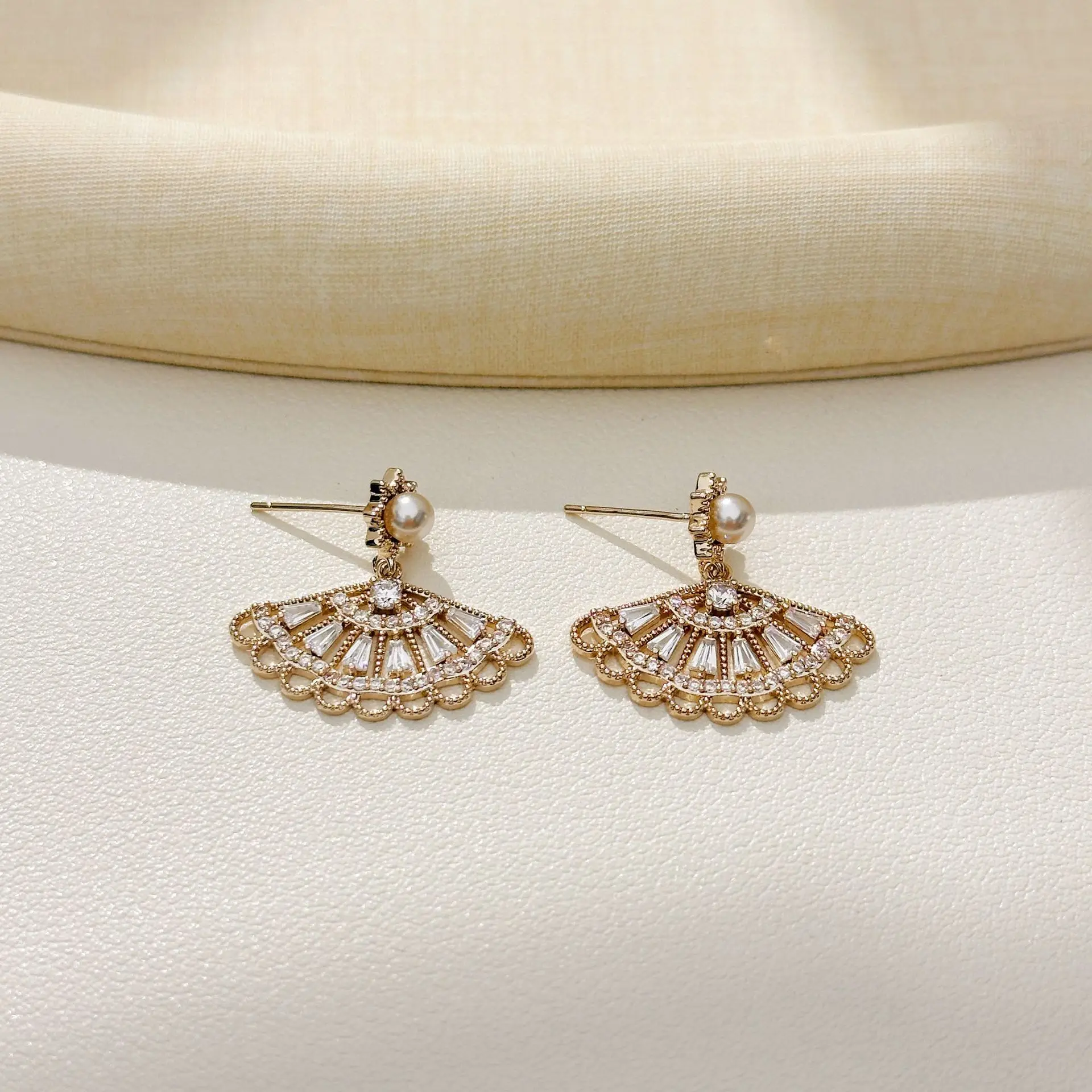 French Retro Fan Shaped Ear Buckle Hoop Earrings for Women, High-end Niche Versatile Daily Commute Stud Earrings