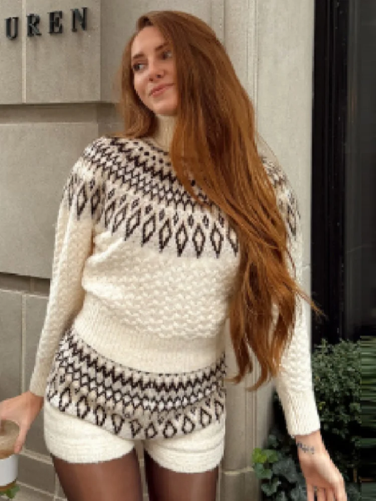 

Новинка 2026: Комплект из шорт и свитера в стиле Y2K – уютный трикотаж с высоким воротом, длинными рукавами и облегающими шортами. Высококачественная женская одежда.