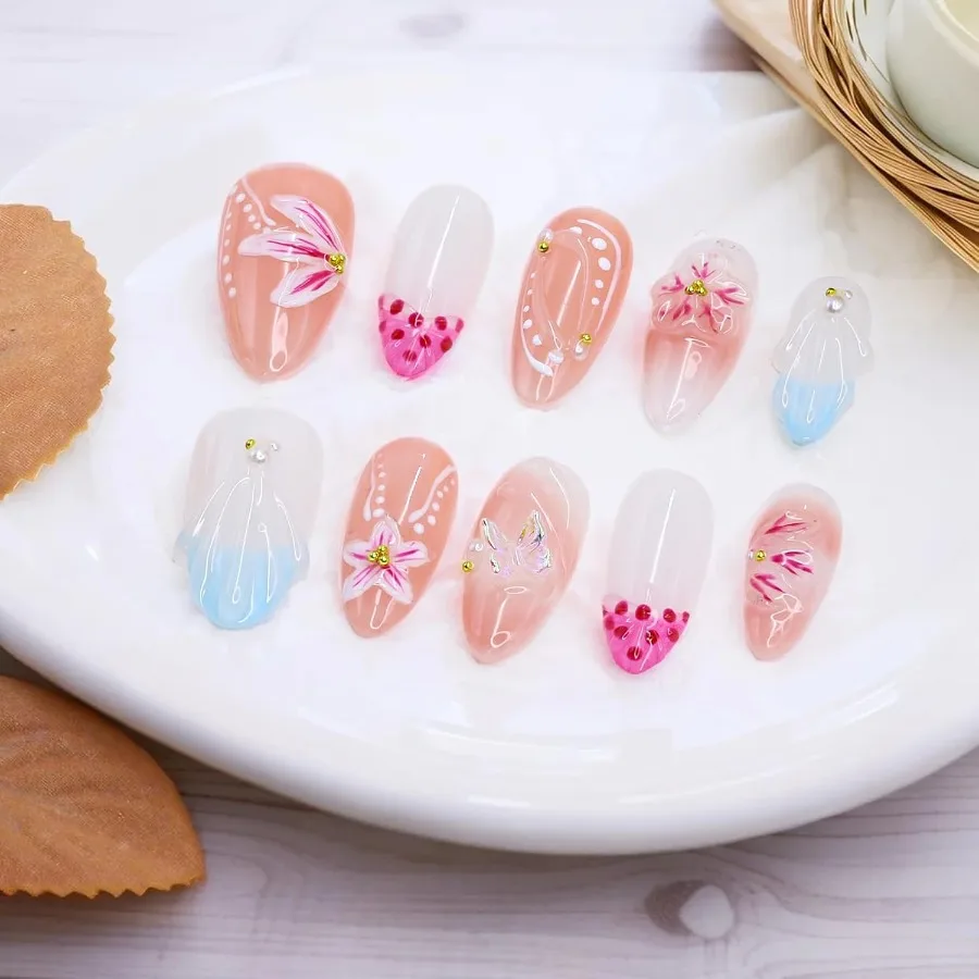 Blumenpresse auf den Nägeln für Frauen, mittelgroße Mandelform mit französischem Spitzendesign, handgefertigte Wasserwellen mit 3D-Blumen- und Schmetterlingsmuster