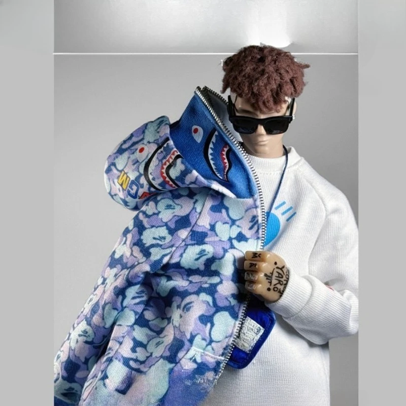 

Фигурки в масштабе 1/6, трендовая кукольная одежда, камуфляжная двойная шляпа, толстовка с капюшоном, куртка, модель пальто для мужчин и женщин 12 дюймов, тело солдата