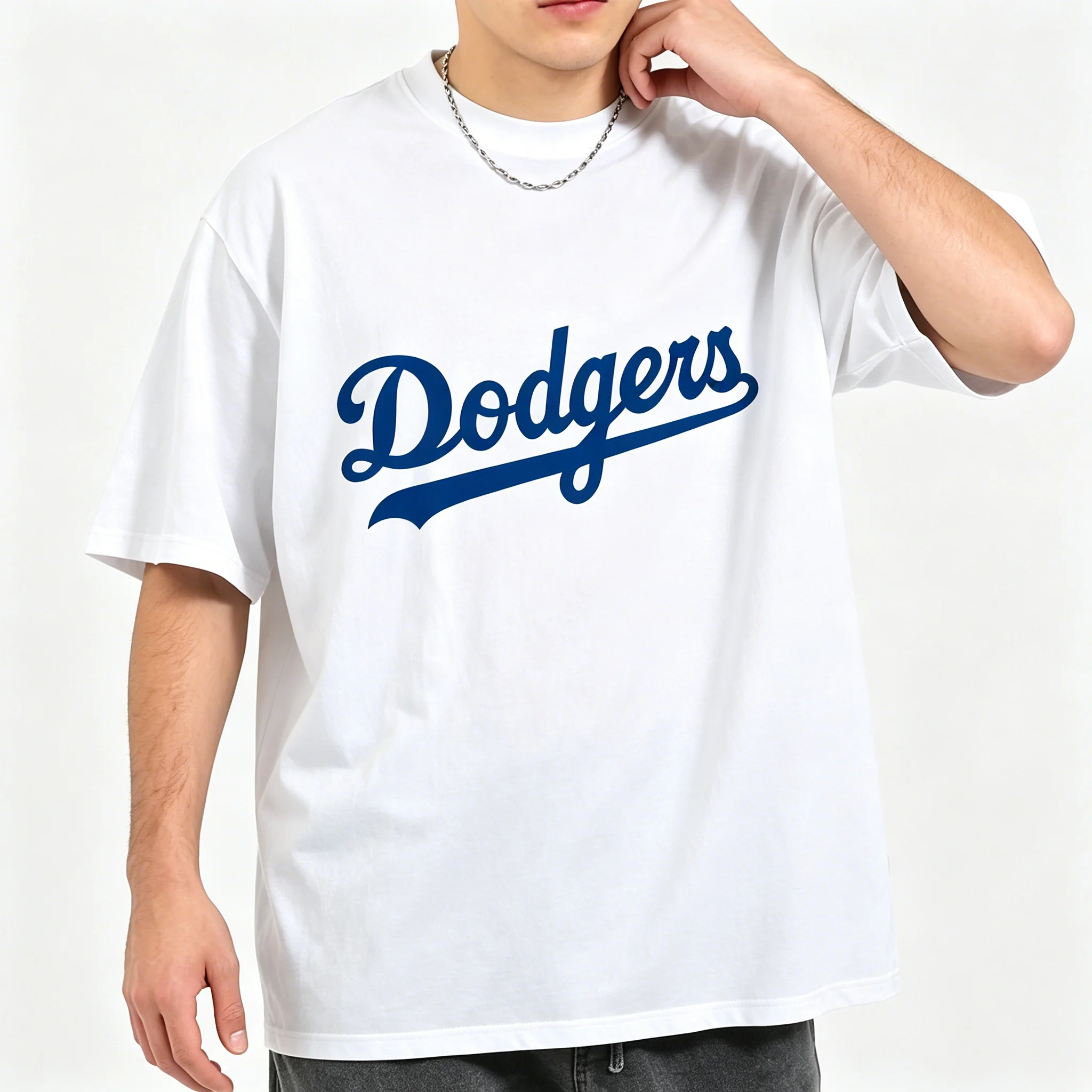 Camiseta para hombre con emblema de los Dodgers en azul intenso que celebra la herencia atemporal del béisbol y el orgullo del equipo.