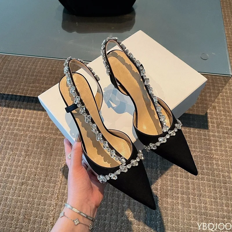 Elegante Damen-Sandalen mit niedrigem Absatz, spitzer Zehenpartie, feenhaft weiß, schmal, mit Strassbesatz und offener Ferse