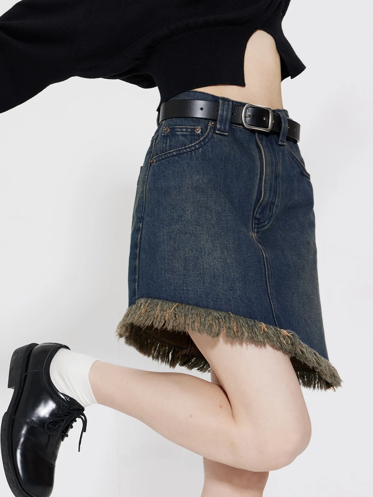 

Джинсовая юбка Waed с высокой талией, А-силуэт, повседневная, с карманами, боковым разрезом, рваным краем, из хлопка и кожи.