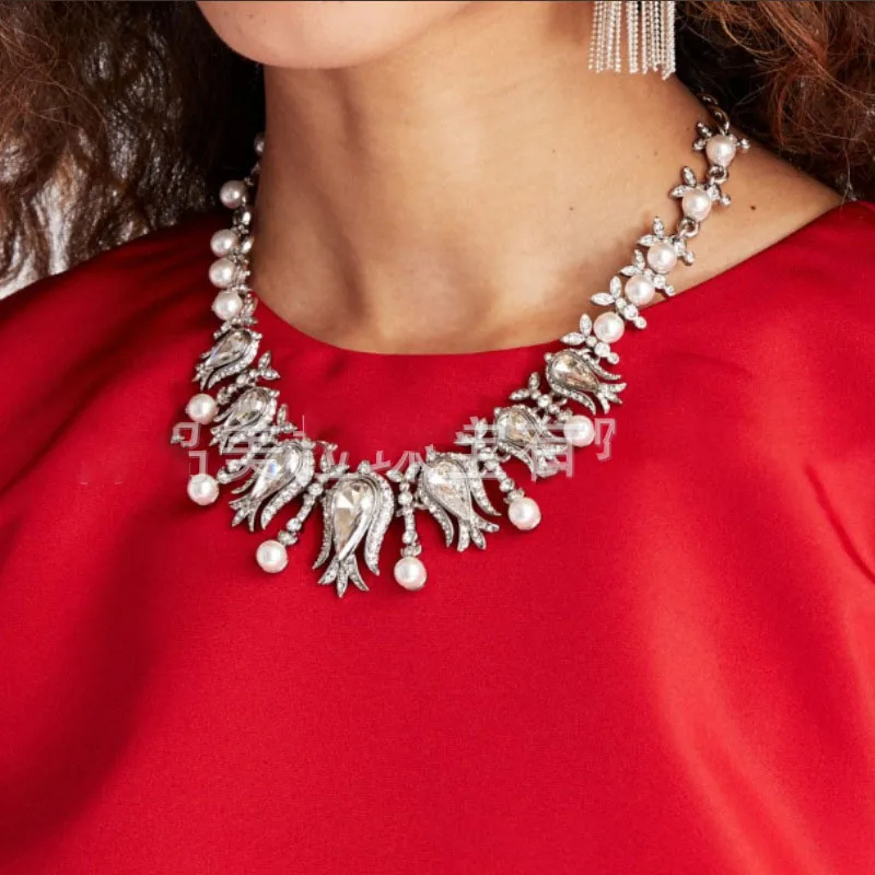 

Oscar-style rhinestone lady's banquet necklace