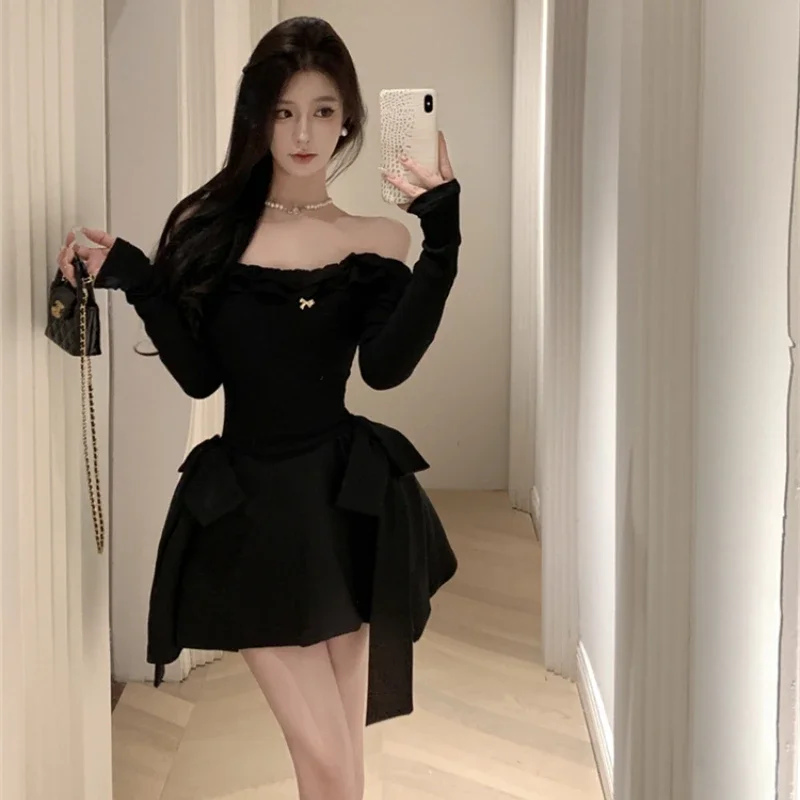 Off-shoulder zwarte jurk met lange mouwen voor dames Leuke vlinderdas A-lijn korte mini-jurk Zoete lange mouwen Verjaardag Pluizige jurken