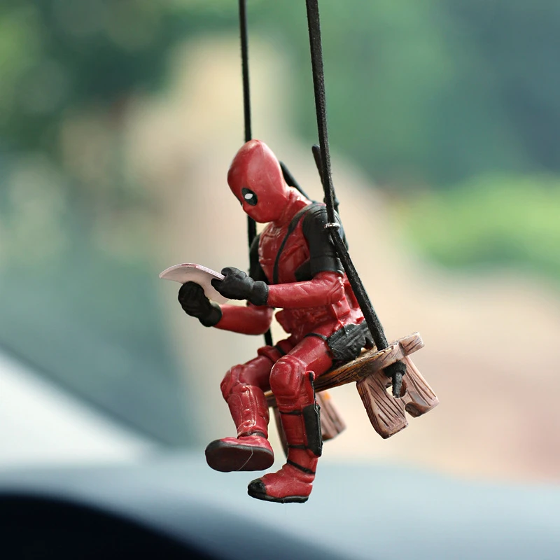 Nuovo 10 cm Deadpool Creativity Anime Figura Altalene Panca di legno Alla moda Ornamenti per auto Accessori pendenti per cartoni animati Regali Giocattoli per bambini