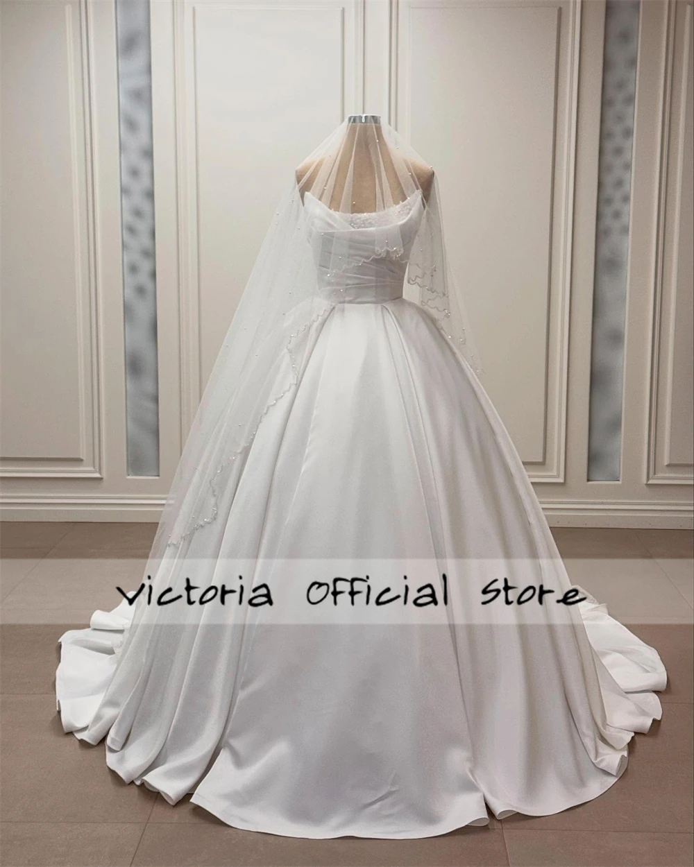 Abiti da sposa bianchi con abito da ballo 2025 Spose senza spalline Perline Applique floreale Abiti da sposa Dubai Una linea robe de mariée Personalizzato