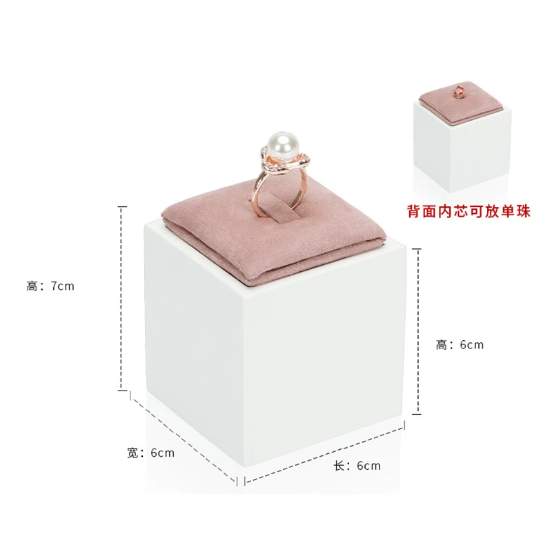 دعائم عرض المجوهرات، والقلائد، والأساور، ورفوف عرض المجوهرات المطلية باللون الوردي، ودعائم التصوير