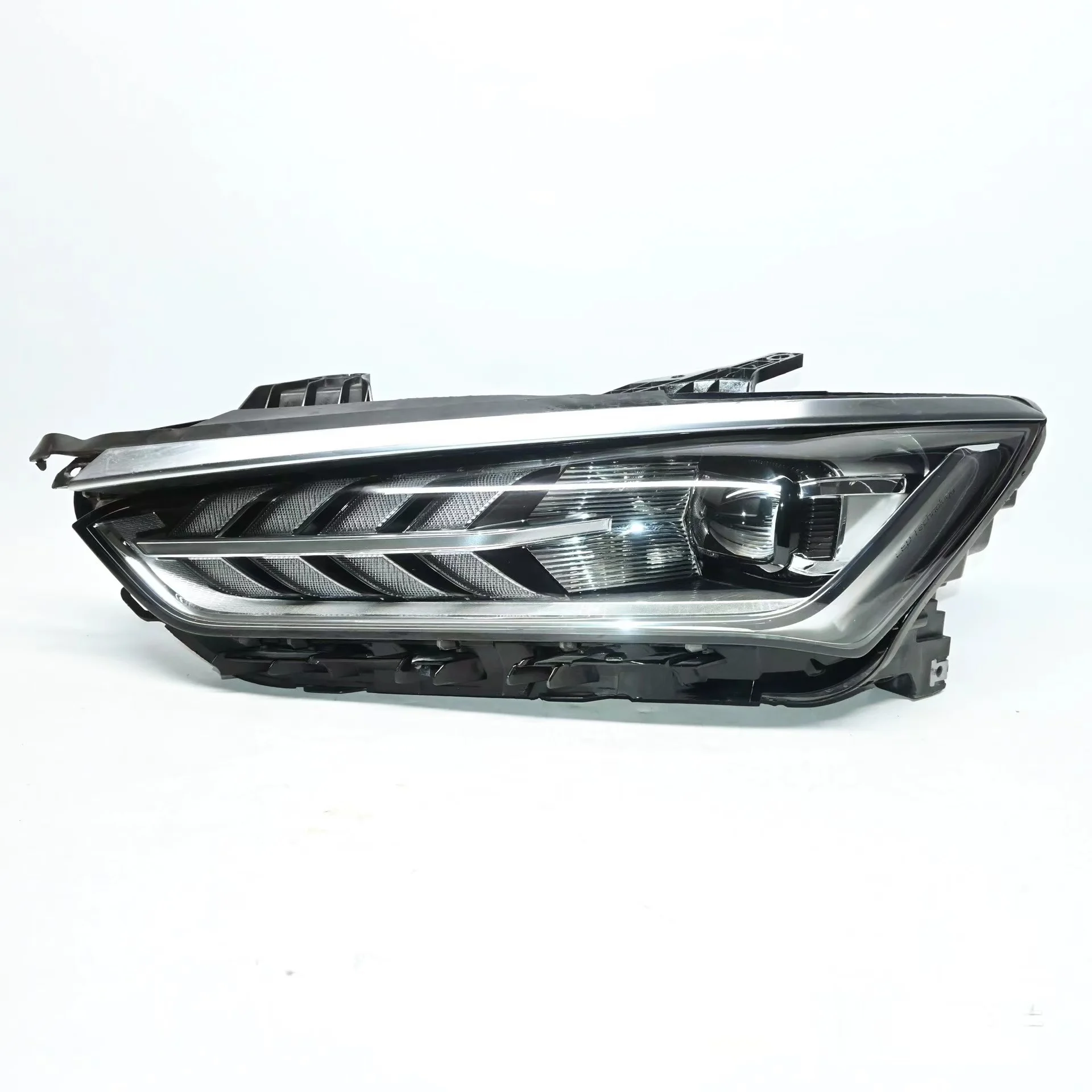 

Stlf2019-2021 BYD Qin PIUS LED Headlights New Energy Vehicle High-end Lens With 6000K Color Temperature
