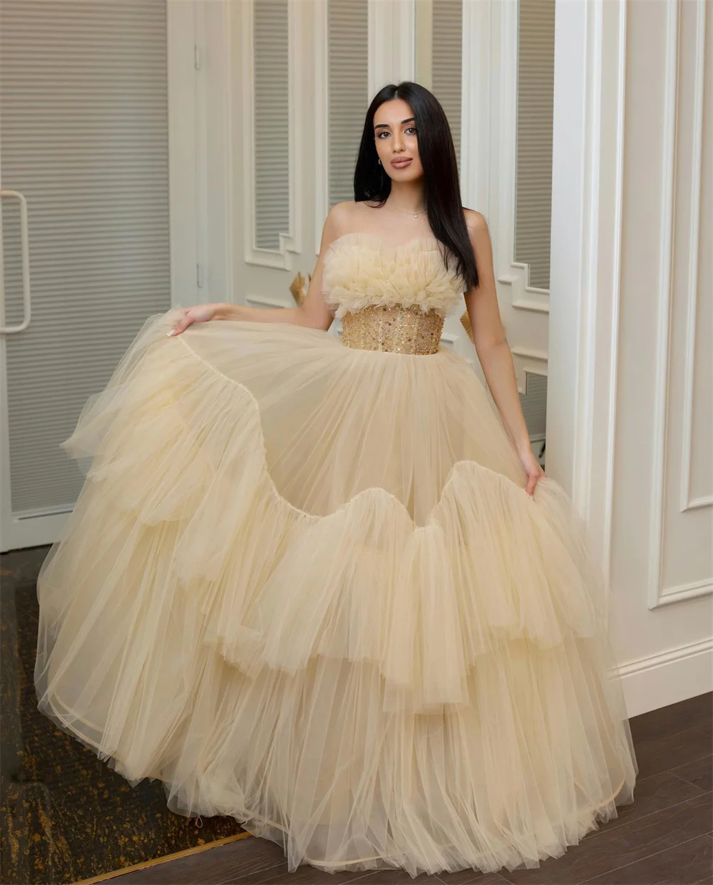 كونتيسا مخصص الشمبانيا تول بدون حمالات مشد الكرة ثوب كشكش طبقات تنورة طويلة مساء حفلة موسيقية فستان للنساء حفلة رسمية