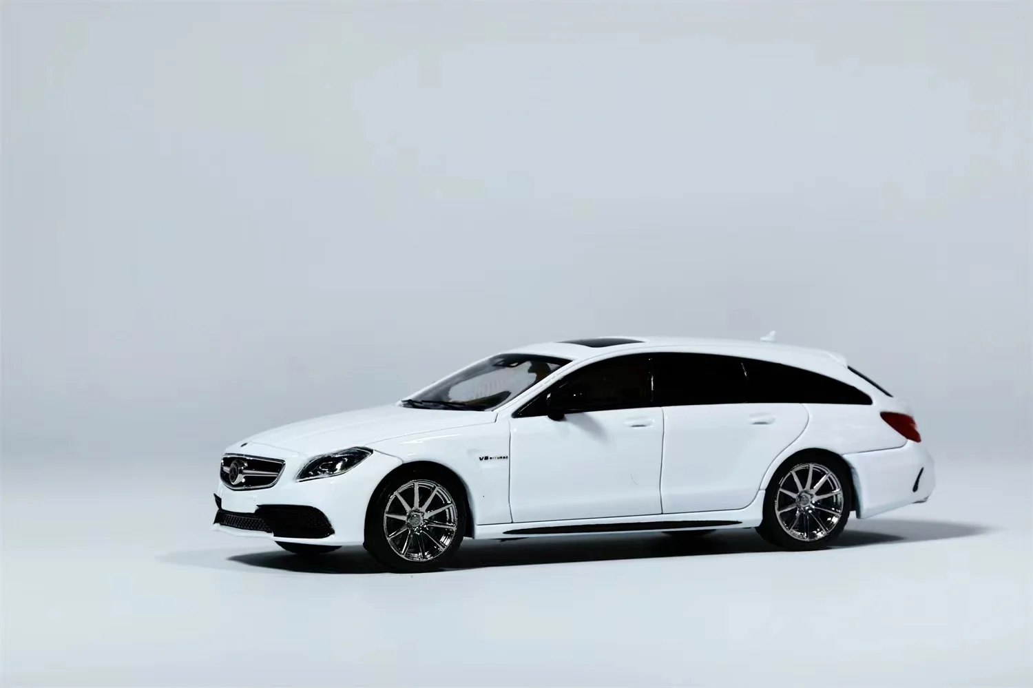 **الطلب المسبق ** Kingmodel 1:64 CLS63 فرامل التصوير فضي أسود أبيض Diecast Model Car