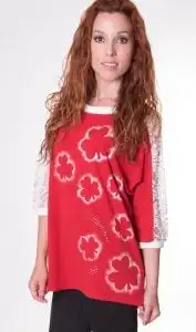 Women's T-shirt in Vivid Red with Elegant French Sleeve Silk Knitted T-shirt in a vibrant red color, with a front design and lace details on the shoulders. Perfect to stand out on any occasion.