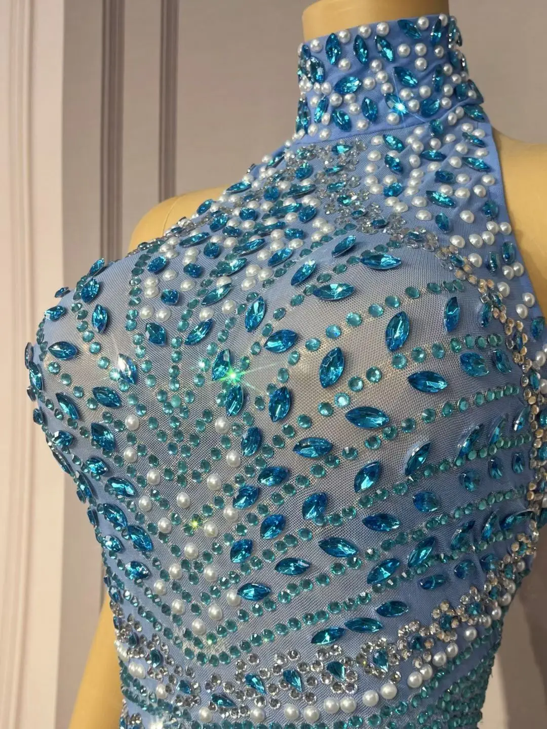 Heyelan 2025 Abito da sera da donna di fascia alta Abito sexy da ballerina di celebrità con spalle scoperte e collo appeso con diamanti intarsiati