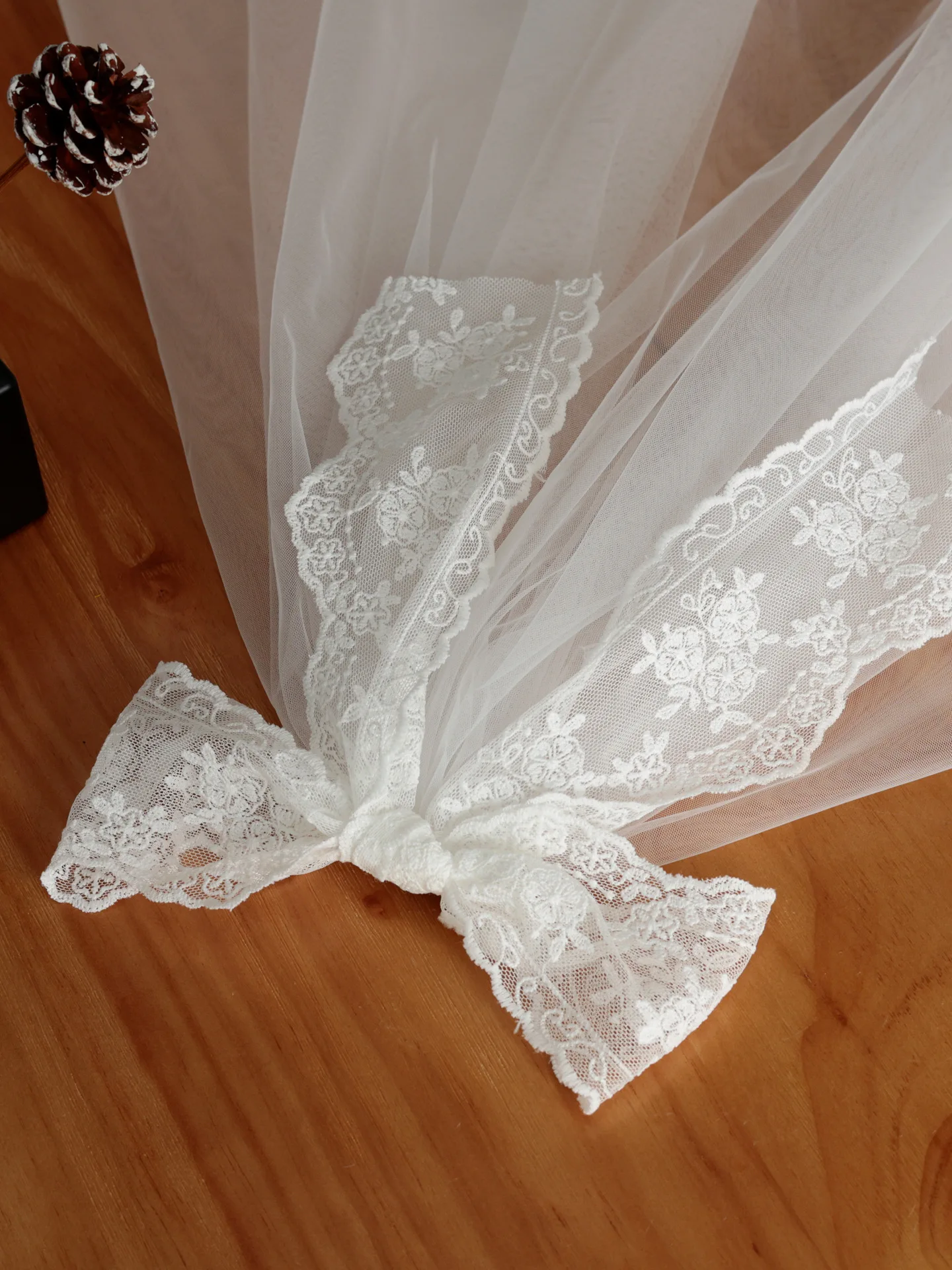SLBRIDAL Zweilagiger Weißer Brautschleier mit Schleife und Perlen, Hochzeitsschleier mit Kamm, Brautkleid-Accessoire für Damen – Detail 6