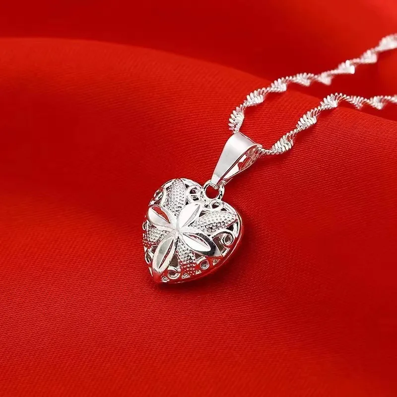 

Plated Heart Clover Pendant Clavicle Chain Ethnic Style Heart Pendant Water Wave Chain Cross-border Hot-selling Necklace Wholesa