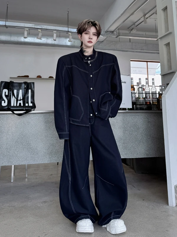 

Комплект из двух предметов: джинсовая куртка с воротником-стойкой и молнией в американском уличном стиле и брюки от TANGZ Studio – модный мужской брендовый комплект