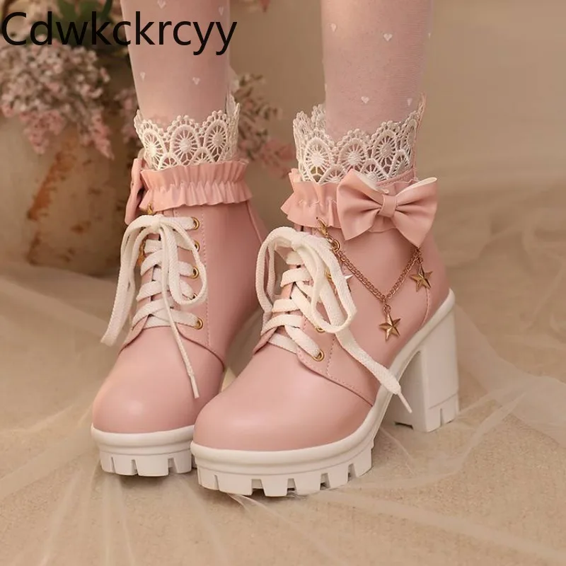 秋と冬の新スタイルのファッションハイヒールの女性のブーツラウンドヘッド甘いレース蝶ノットスクエアヒールの女性のブーツ