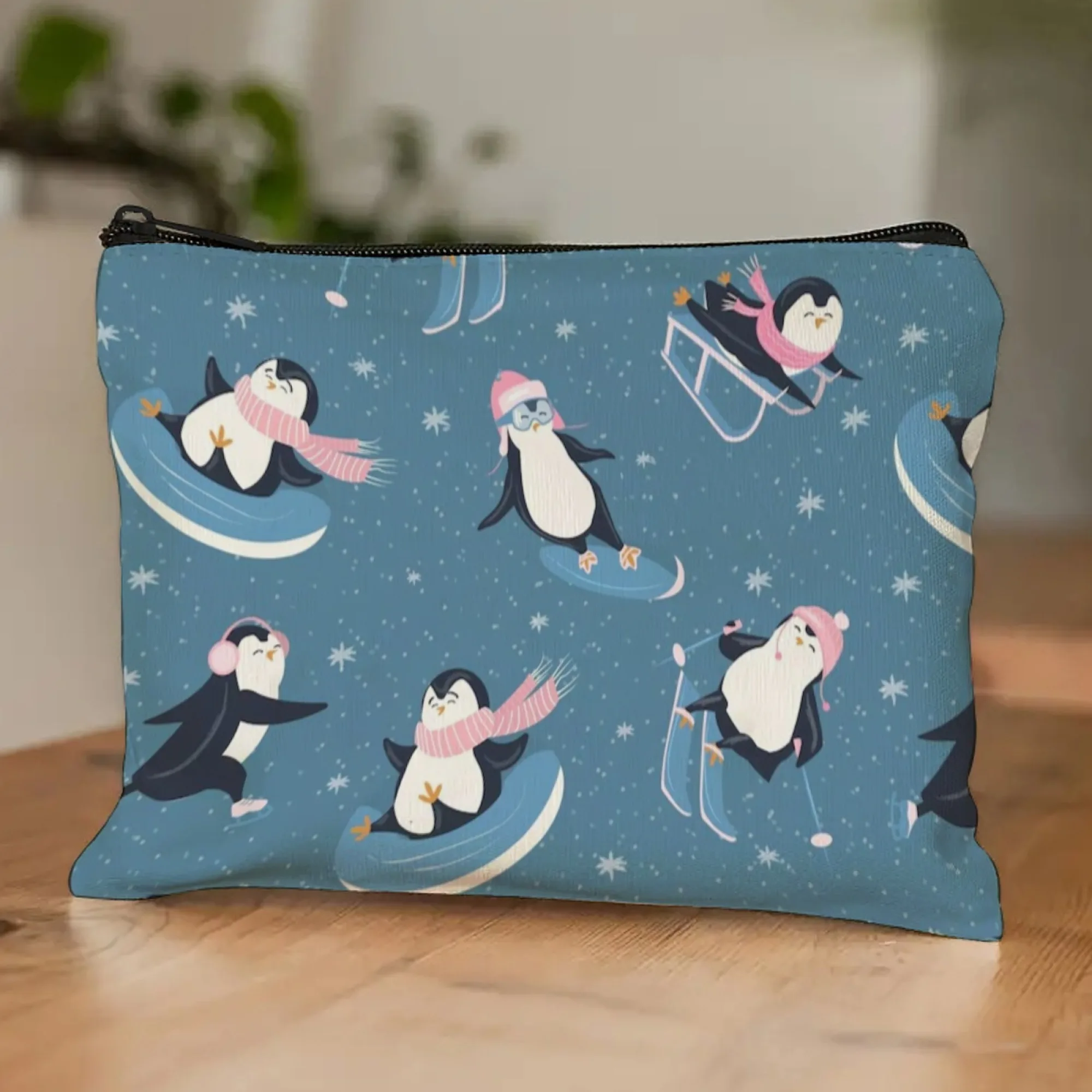 

Милая косметичка с пингвинами для катания на лыжах, ледяной синий с динамическими лыжными пингвинами и акцентами в виде снежинок, теплый зимний веселый органайзер для красоты