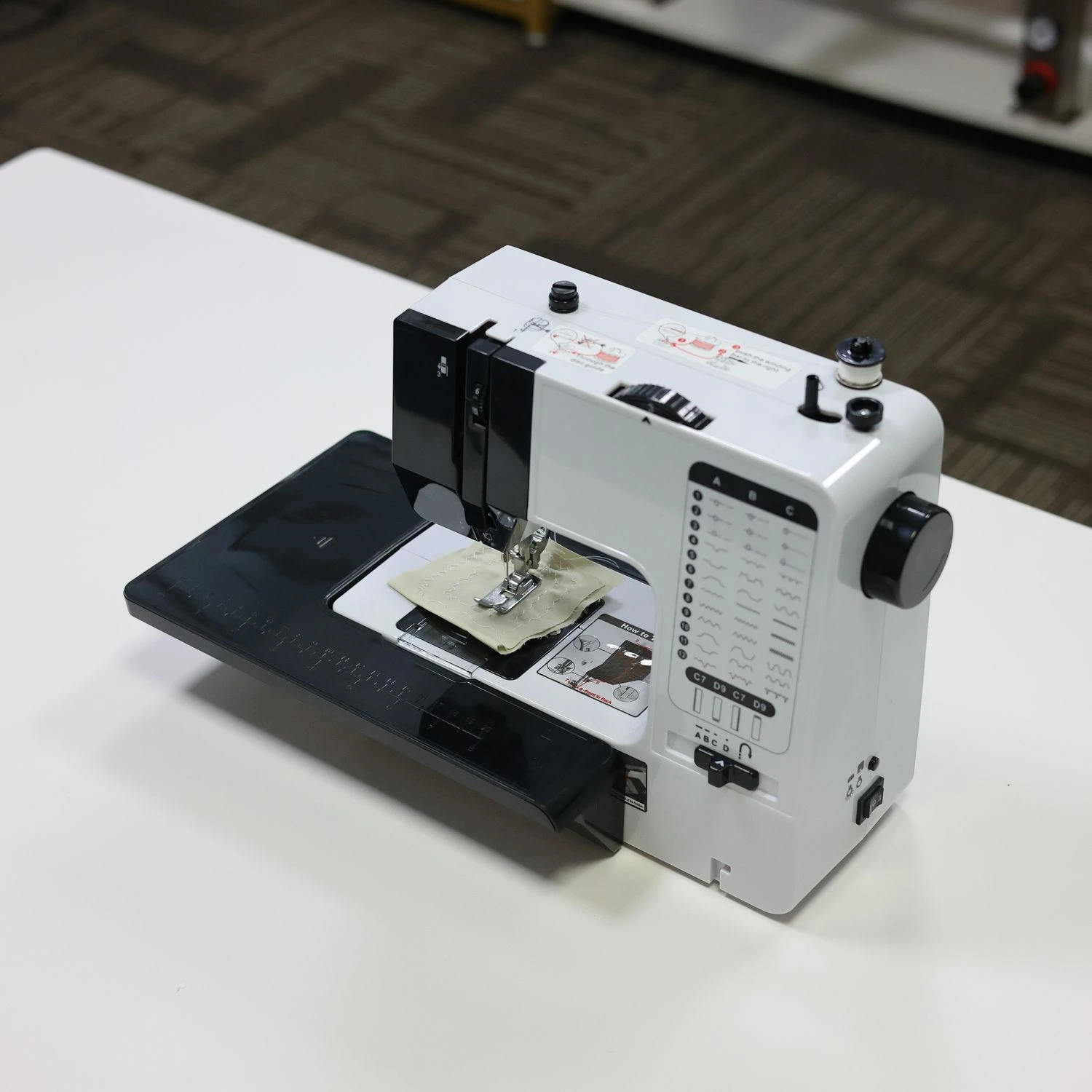 

UFR-738A Швейная машина для футболок с двойной иглой, блокировка с плоским замком, ручная строчка, прямая домашняя машина с двигателем