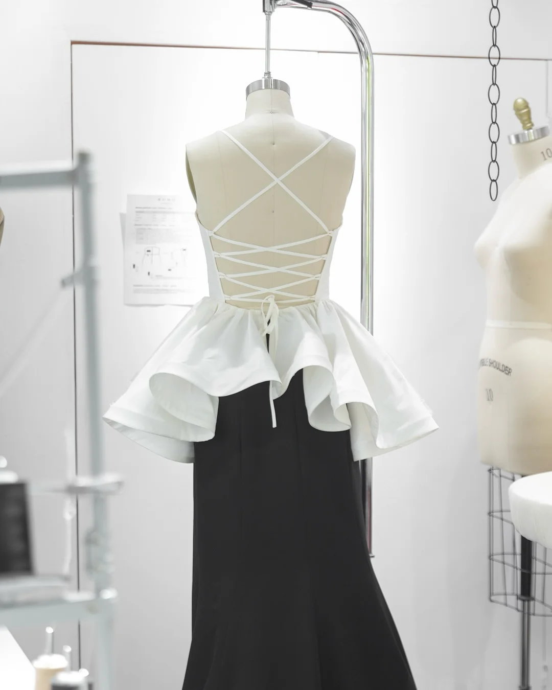 Top recortado de satén blanco con cordones cruzados en la espalda y dobladillo con volantes – Body sexy sin tirantes para fiesta, boda, graduación, noche