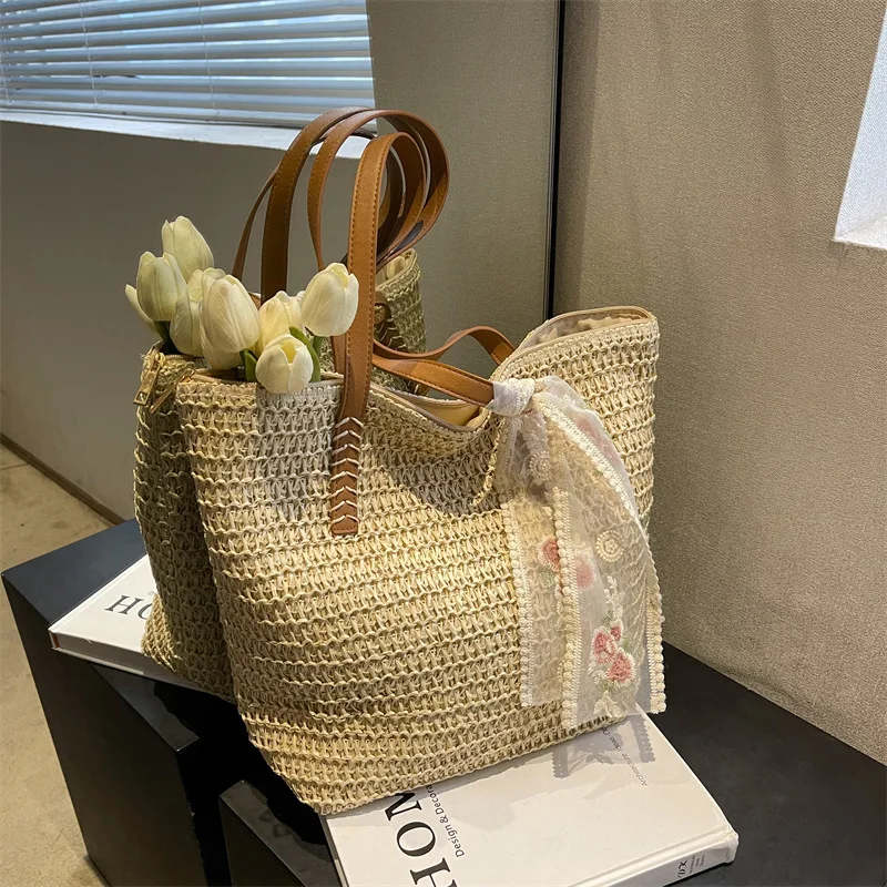Square Bucket Straw Beach Bag Handmade Woven Shoulder Bag  display picture 3