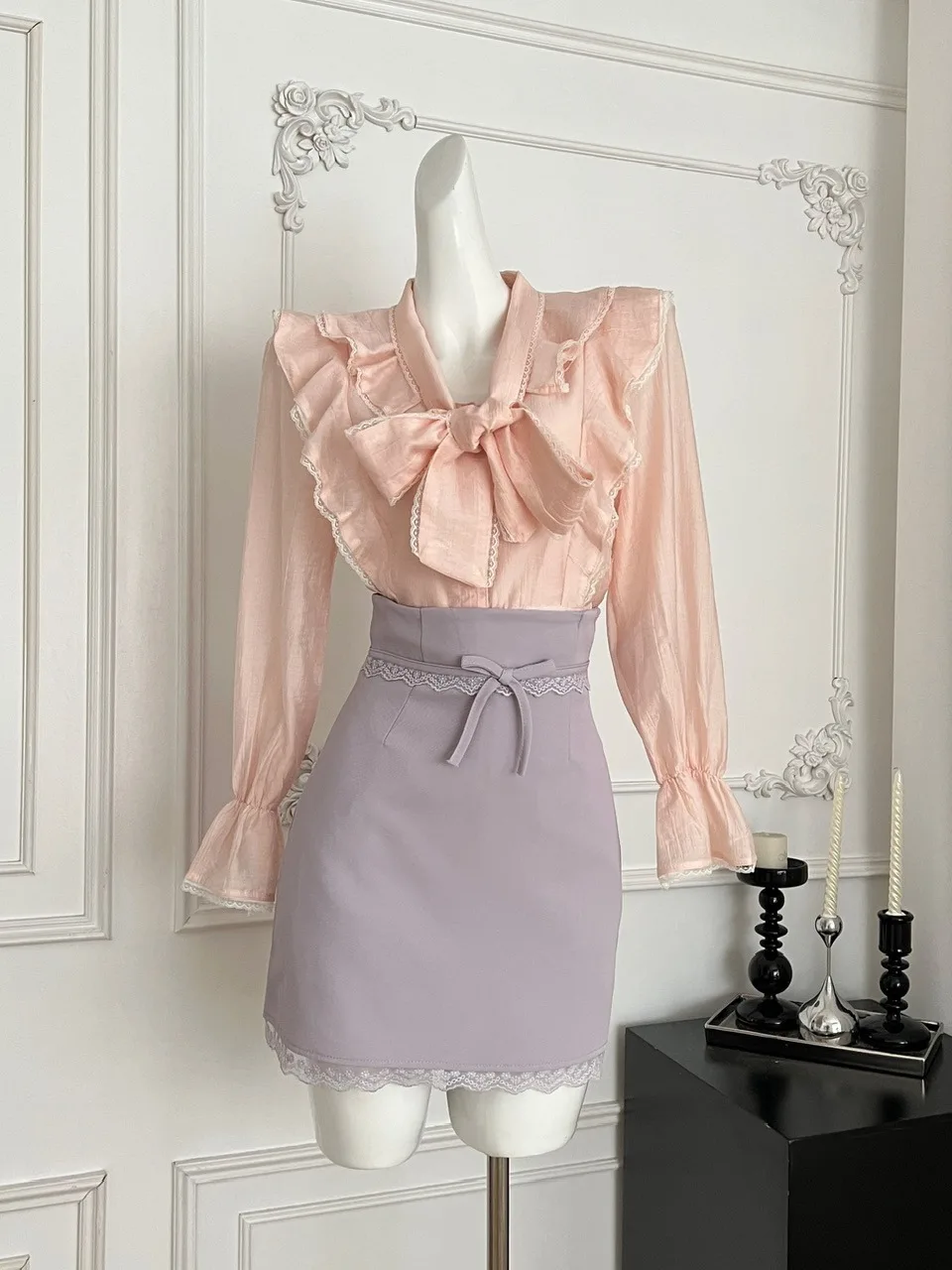 طقم أنيق من قطعتين يتكون من قميص بأسلوب حلو وتنورة عالية الخصر مع ربطة عنق، تصميم نحيف وعصري للنساء في فصل الخريف