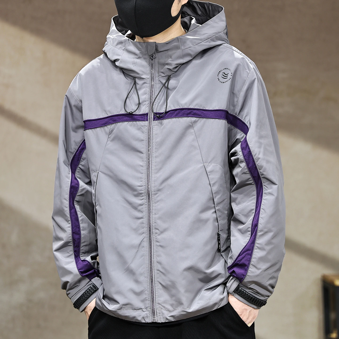 The new Spring and autumn windproof jacket for men is a loose, color-blocking and hooded jacket