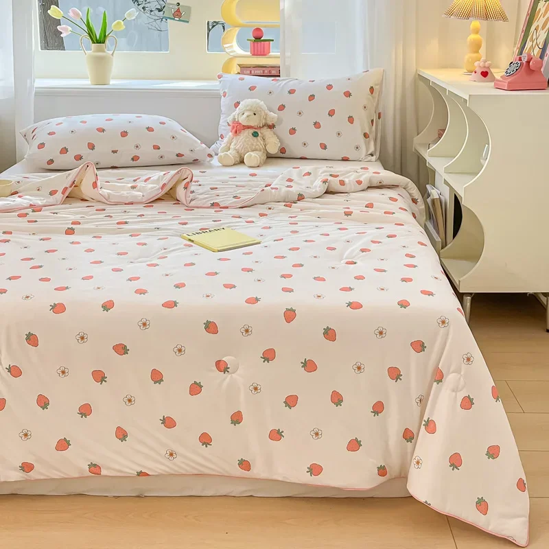 Cartoon Strawberry Summer Quilt Kawaii Print Air Conditioning Quilted Quilt Washable Breathable Adult Kids Picnic Travel Blanket