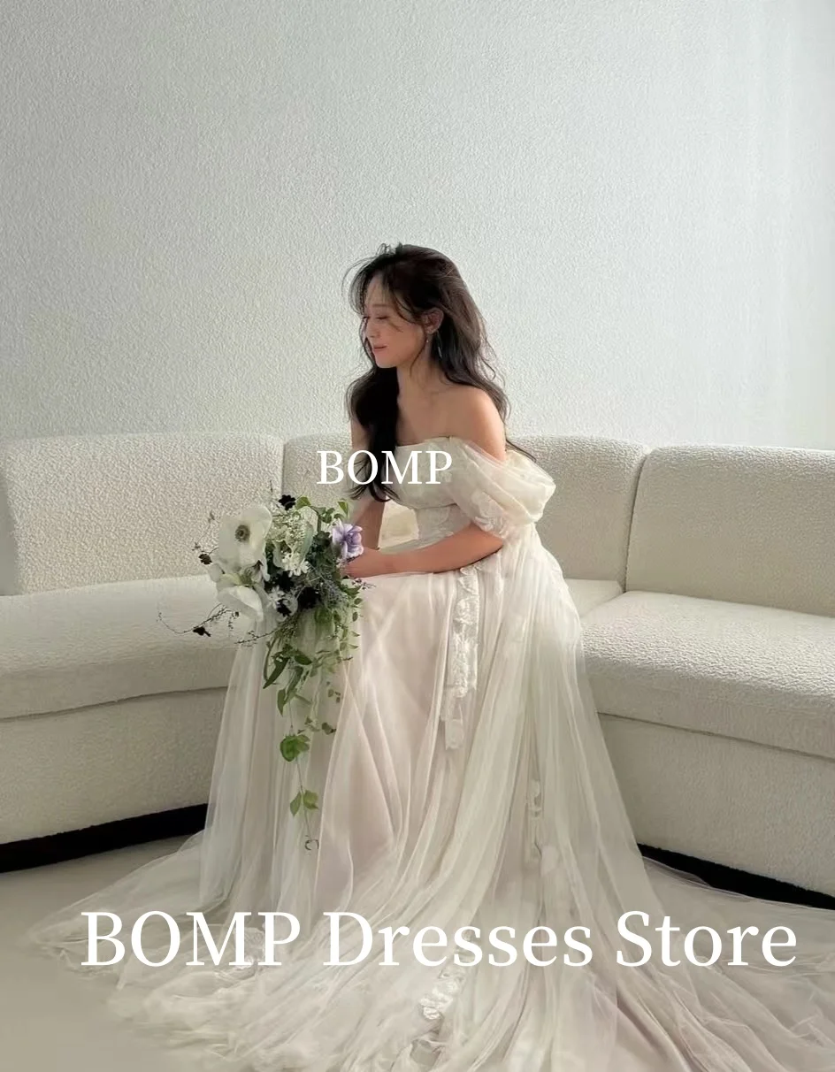 BOMP الأميرة يزين قبالة الكتف فستان حفلات الزفاف الأبيض تول ثنيات سويب تراين كوريا صورة تبادل لاطلاق النار فستان زفاف مخصص