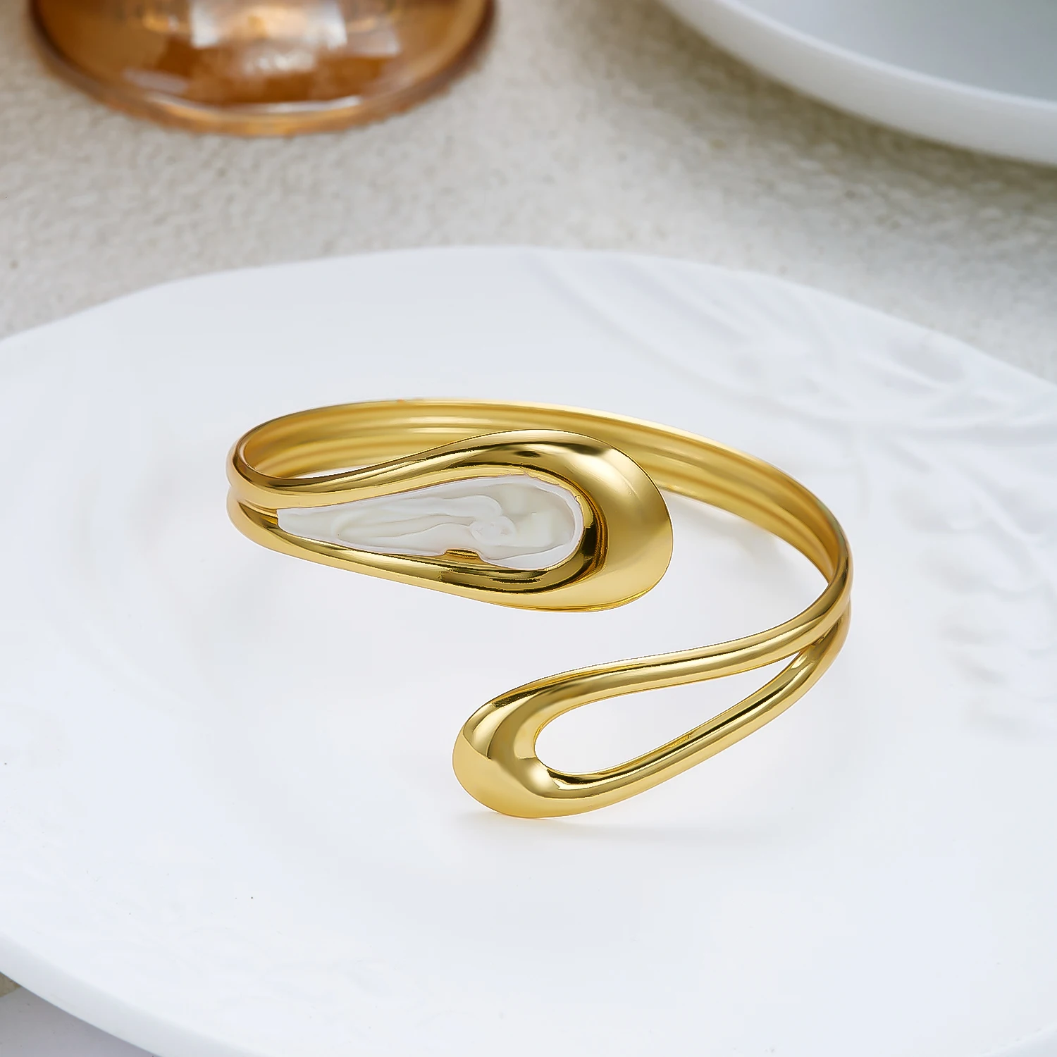 Elegantes CZ Geometrisches Edelstahl-Armreif für Damen, Zierliches Emaille-Hohlarmband, Unregelmäßiger Offener Armreif, Party- und Alltagsschmuck, Geschenk – Detail 10