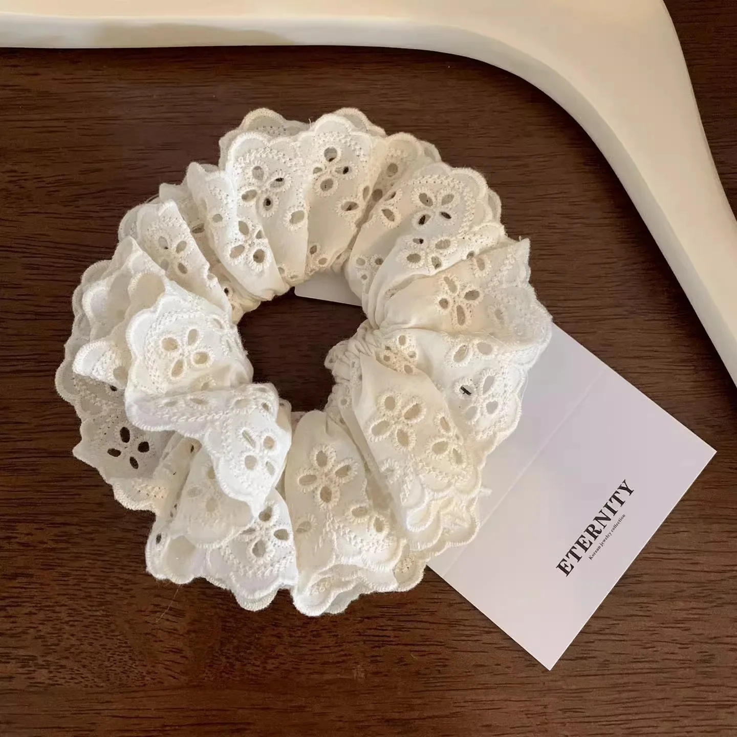 

The hollowed-out lace large intestine hair band, bun hairstyle and large hair tie are versatile and elegant for women