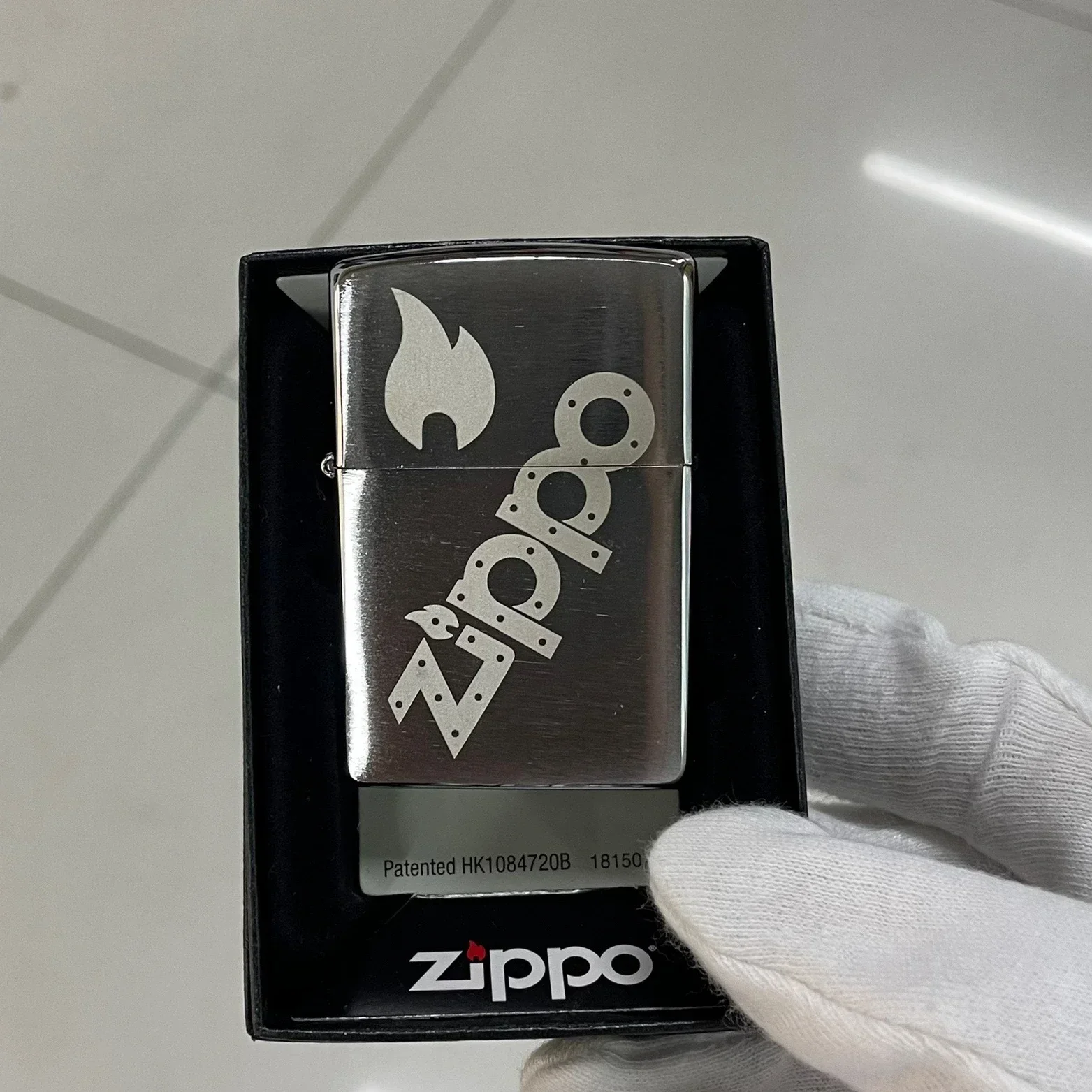 Encendedor Zippo Silver Ice con Logotipo y patrón Zippo Colección a prueba de viento en caja