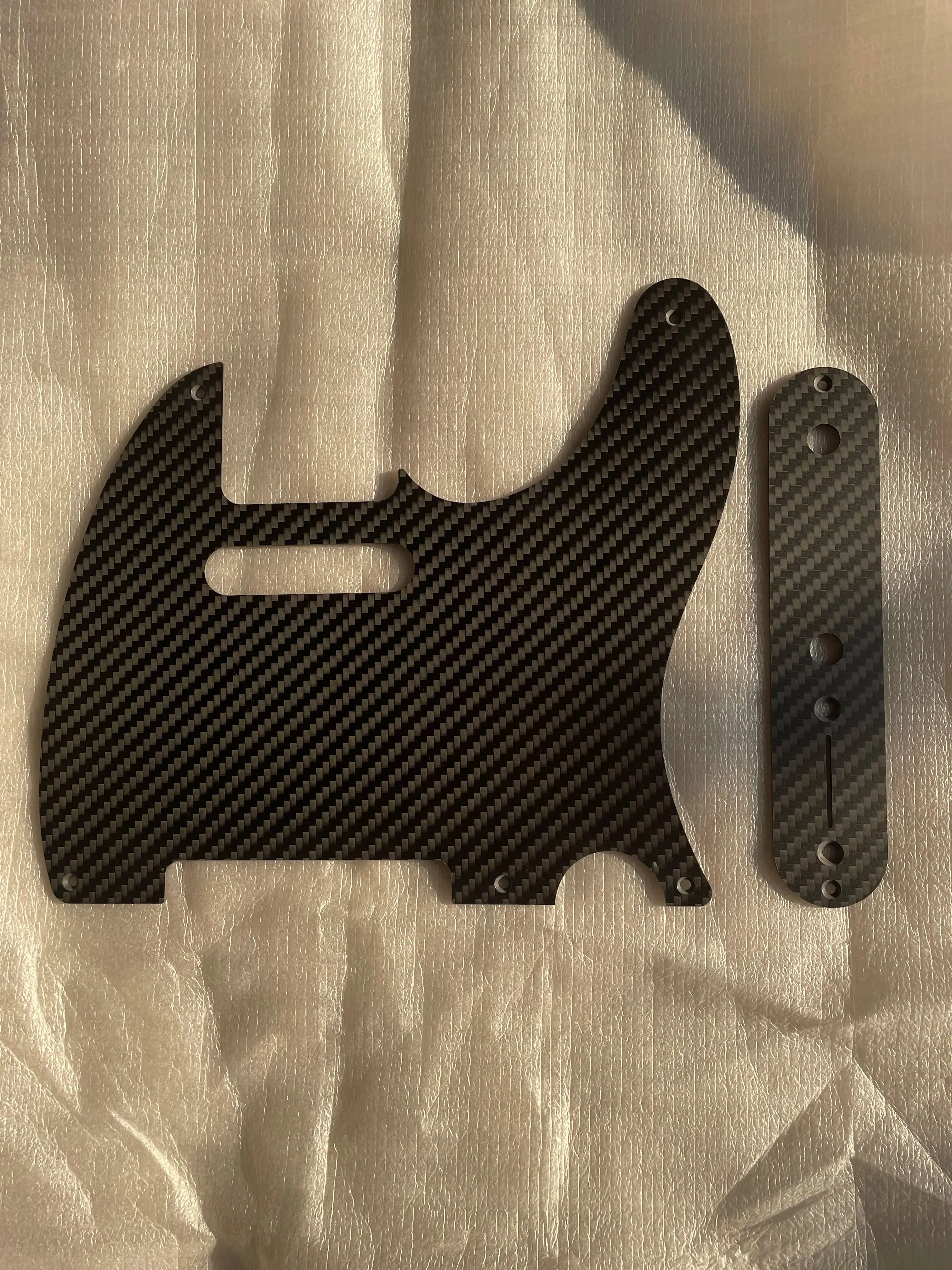 A Set of Electric Guitar Pickguard Real Carbon Fiber Pickguard Control Plate with Screws for T L Guitarra in High Quality